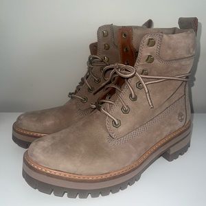 Condition: Gentle used
Brand: Timberland
Size: 8.5W
Color: Taupe